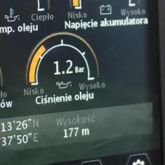 Na wyświetlaczu widać wskaźnik ciśnienie oleju na poziomie 1.2 Bar, obok temperatura oleju 51°C.