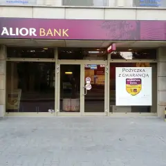 Elegancka fasada oddziału Alior Bank z neonem i informacją o pożyczce.