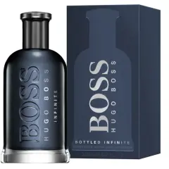 Flakon i pudełko perfum Hugo Boss Bottled Infinite. Elegancki, ciemnogranatowy zestaw, który sprawdzi się jako prezent.