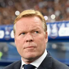 Ronald Koeman, znany z tego, że prowadzone drużyny osiągają sukcesy, z uwagą obserwuje grę.