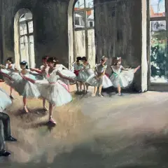 Baletnice w białych tiulowych spódniczkach ćwiczą pod okiem skrzypka. Inspiracja dziełami Edgara Degasa.