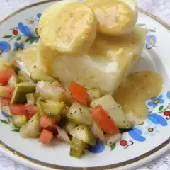 Jaką surówkę do jajek w sosie musztardowym wybrać, by zachwycić?
