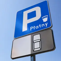 Znak Płatny. Tylko dla tych, kto nie musi płacić za parkowanie, bo to strefa dla pojazdów uprzywilejowanych.