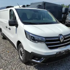 Biały bus osobowy Renault. Szukasz odpowiedzi, jaki bus osobowy jest najmniej awaryjny? Ten model może być dobrym wyborem.