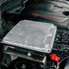 Unidad de control electrónico de un Alfa Romeo. El calor o la humedad pueden ser causas de porque se estropea la centralita de un coche.