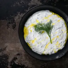 Cremiges Tzatziki mit Dill und Olivenöl, ein einfaches und köstliches zaziki rezept.
