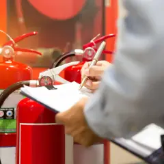 Inspekcja gaśnic. Kiedy wymagana jest instrukcja bezpieczeństwa pożarowego? Dokumentacja przeglądu sprzętu przeciwpożarowego.