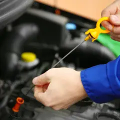 Controllo livello olio motore, sospetta perdita olio motore lato destro.