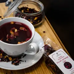 Aromatyczna herbata owocowa w filiżance. Zastanawiasz się, ile kcal ma herbata owocowa? Ta z pewnością jest niskokaloryczna!