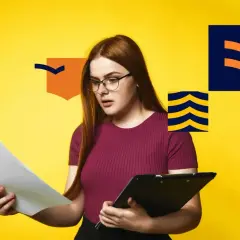 Kobieta w okularach trzyma dokumenty i tablicę, obok grafiki z pomarańczowymi i granatowymi elementami.