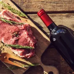 Jakie wino do wieprzowiny? Odkryj najlepsze parowania smakowe
