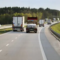 Ile może jechać tir na autostradzie? Ograniczenia prędkości dla ciężarówek