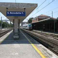 Stazione di San Benedetto del Tronto, con un treno in arrivo. Un viaggio da Rieti a San Benedetto del Tronto.