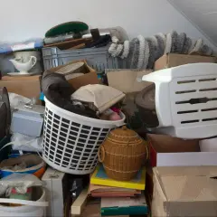 Strych pełen przedmiotów, kosz z ubraniami, pudełka, beczki. Przyczyny zbieractwa mogą być różne, od sentymentu po brak miejsca.