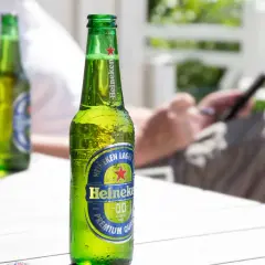 Chłodne piwo Heineken 0.0 na stole. Zastanawiasz się, ile kalorii ma piwo? To piwo bezalkoholowe ma ich niewiele.