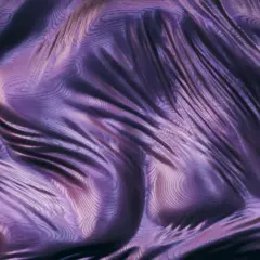 Texture abstraite violette irisée et métallique avec des ondulations et des reflets.