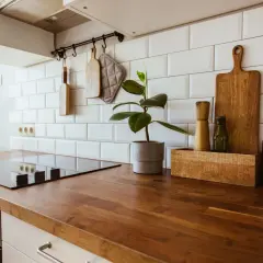 Drewniany blat kuchenny lśni, gotowy na kolejne wyzwania. Jak nabłyszczyć blat kuchenny? Proste triki sprawią, że będzie wyglądał jak nowy.