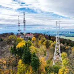 Wieża widokowa i maszty telekomunikacyjne na szczycie Chełmiec w jesiennej szacie.