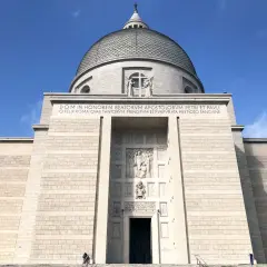 La maestosa chiesa San Pietro e Paolo domina il cielo azzurro, con la sua imponente cupola e iscrizioni latine che celebrano gli apostoli.