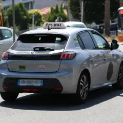 Voiture auto-école Peugeot 208 argentée, avec un autocollant "Votre permis B FINANCE grâce au CPF".