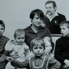Lech Wałęsa z żoną i szóstką dzieci. Rodzina siedzi razem, widać niemowlę na rękach matki.