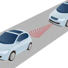 Deux voitures sur une route, la voiture de devant active le frein voiture automatique grâce à des ondes rouges.