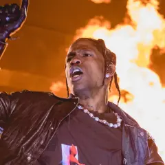Travis Scott na koncercie, w ogniu, z mikrofonem w dłoni. Wszyscy zastanawiają się, czy Travis Scott żyje, a on daje czadu!