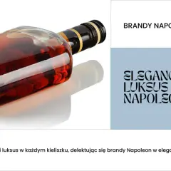 Butelka brandy Napoleon z bursztynowym płynem na białym tle.