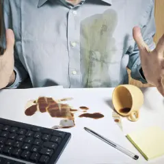 Jak uratować białą bluzkę? Usuń plamy z kawy krok po kroku.