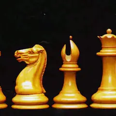 Żółte figury na szachownicy: pion, wieża, skoczek, goniec, hetman i król.