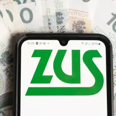 ZUS na ekranie telefonu, otoczony banknotami 100 zł. Ile jeszcze czekać na mały ZUS plus?