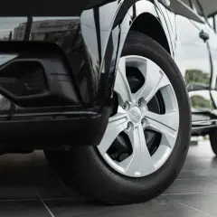 Zbliżenie na koło Dacia Duster, pokazujące rozmiar opon i felgi.