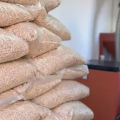 Stos worków pelletu drzewnego. Typowo tona pelletu to ok. 66 worków po 15 kg.