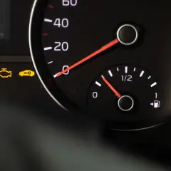 Kontrolka check engine świeci, mimo że auto działa normalnie. Na desce rozdzielczej widać też ikonę kluczyka.