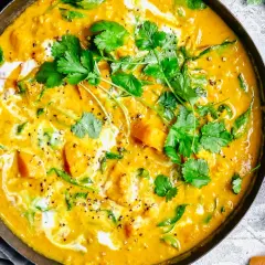 En krämig vegetarisk gryta med bitar av sötpotatis, spenat och färsk koriander.