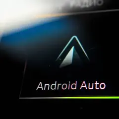 Ekran samochodu z logo Android Auto, gotowy na aktualizację.
