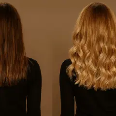 Avant/après : décoloration maison sur cheveux colorés. Cheveux bruns transformés en une chevelure blonde ondulée et lumineuse.