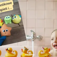 Przecięte plastikowe zabawki do kąpieli ujawniają pleśń. Dziecko w wannie cieszy się kąpielą, nieświadome zagrożenia.