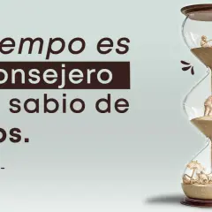 Reloj de arena con escenas de la vida y la frase "El tiempo es el consejero más sabio de todos".