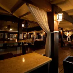 L'antico night club, con le sue tende bianche e l'illuminazione soffusa, evoca un'atmosfera di eleganza senza tempo.