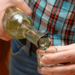 Dolewanie mocnego alkoholu do kieliszka. Czy to dębowe mocne, ile procent?