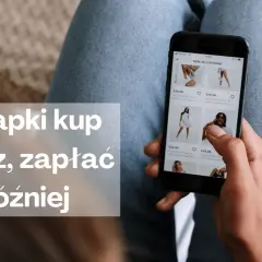 Kup teraz, zapłać później (bnpl) – wygodne zakupy online. Osoba przegląda ubrania na telefonie.