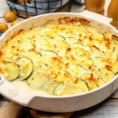 Ein goldbraun überbackener Zucchini-Auflauf mit cremiger Käsesauce und zarten Zucchinischeiben. Dieser Auflauf ist der beste Beweis für einfache, aber köstliche Hausmannskost.
