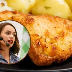 Kobieta z mikrofonem radzi, ile sztuk mięsa na osobę na imprezę, gdy na talerzu widać pysznego kotleta i ziemniaki.