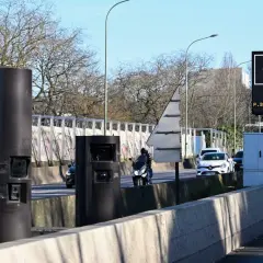 Radars sur le périphérique parisien. Un panneau indique la direction du P. Bagnolet.