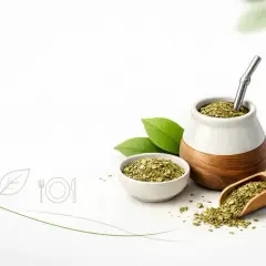 Naczynie z yerba mate, miseczka z suszem i drewniana łopatka. Czy yerba mate rakotwórcza? Zastanówmy się nad tym.