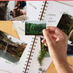 Creando un álbum de recuerdos con manualidades con fotos impresas. Un álbum de recortes con fotos de naturaleza y un paisaje forestal.