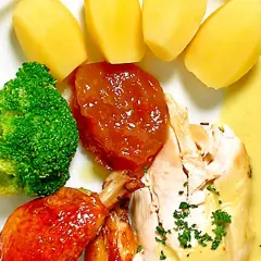 En tallrik med kyckling, potatis, broccoli och en härlig citronsås till kyckling.