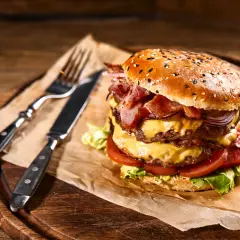 Idealne mięso na burgery: Antrykot, rostbef, łopatka czy szponder?