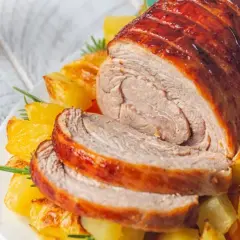 Arrosto succulento con patate al forno e rosmarino, un piatto perfetto per secondi di carne sfiziosi al forno.
